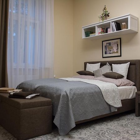 Zora Apartman Eger Buitenkant foto