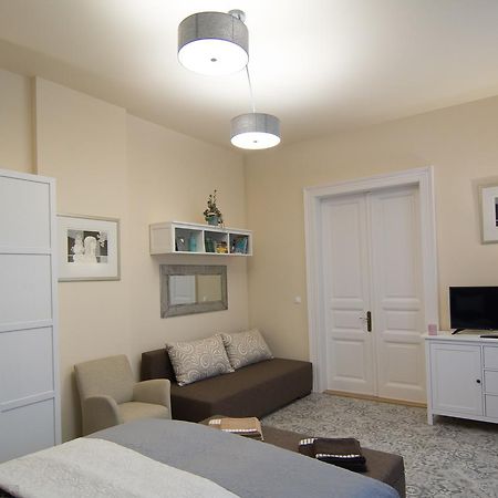 Zora Apartman Eger Buitenkant foto