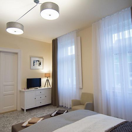 Zora Apartman Eger Buitenkant foto