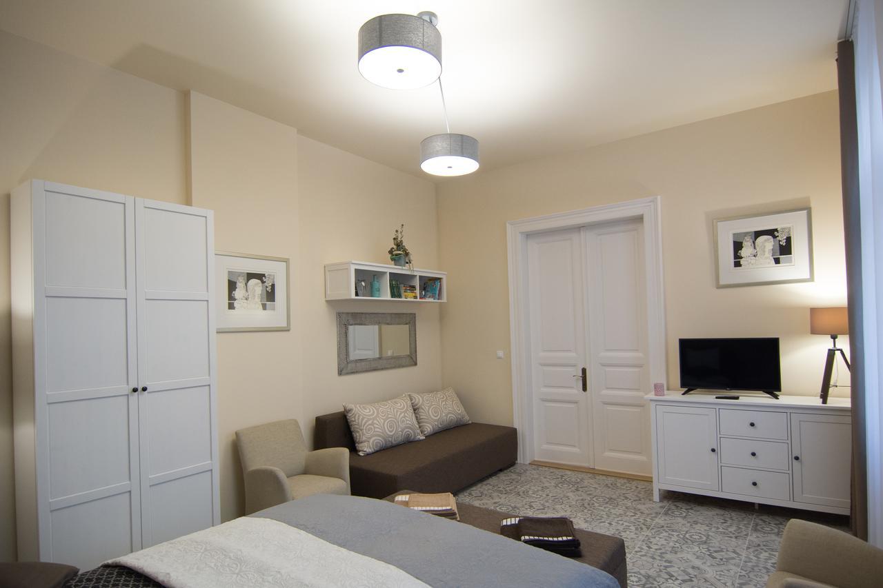 Zora Apartman Eger Buitenkant foto