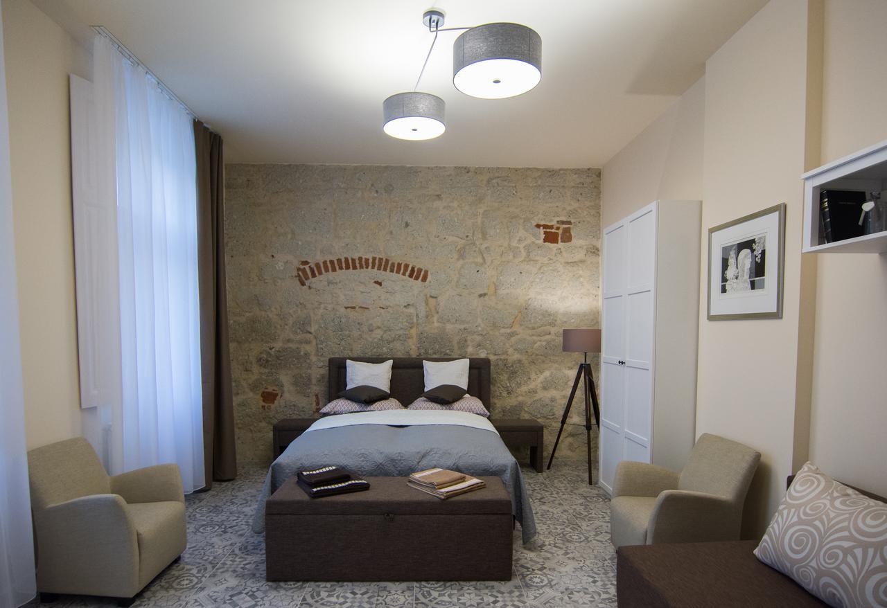 Zora Apartman Eger Buitenkant foto