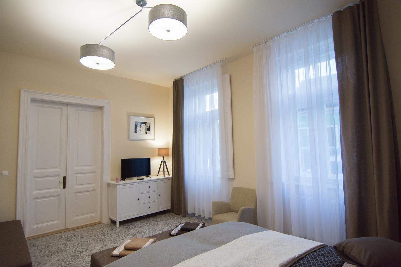 Zora Apartman Eger Buitenkant foto